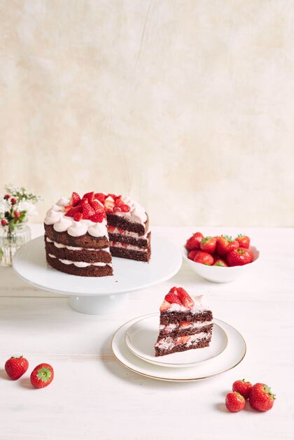 巧克力美味甜美的蛋糕 上面放着草莓和香肠小吃水果美味的蛋糕