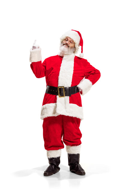 包嗨 你好霍莉·乔利x马斯喜庆的诺埃尔一身滑稽快乐的圣诞老人 戴着头饰 服装 黑腰带 白手套 在白色背景下站在工作室里挥手致意眼镜惊喜十二月