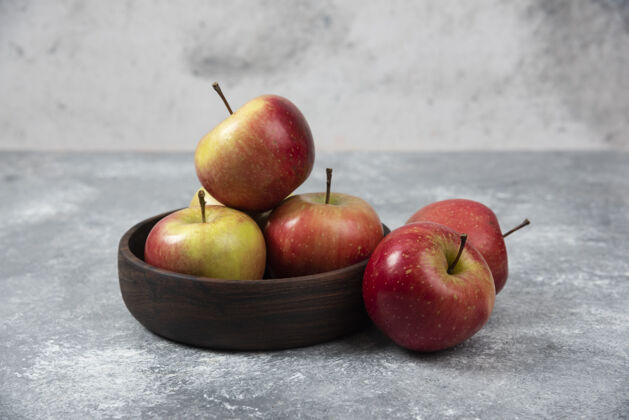 营养在大理石表面放上一碗新鲜可口的苹果营养苹果美味