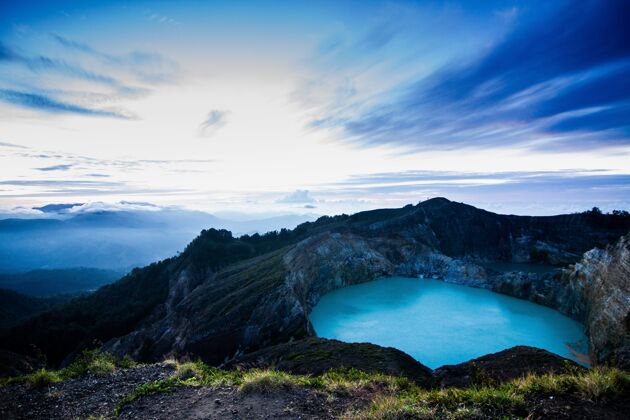 天鸟瞰印尼的克里木图火山及其火山口湖湖泊山水