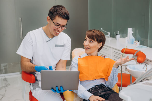 牙齿女病人坐在牙医的椅子上做专业卫生器械治疗朋友