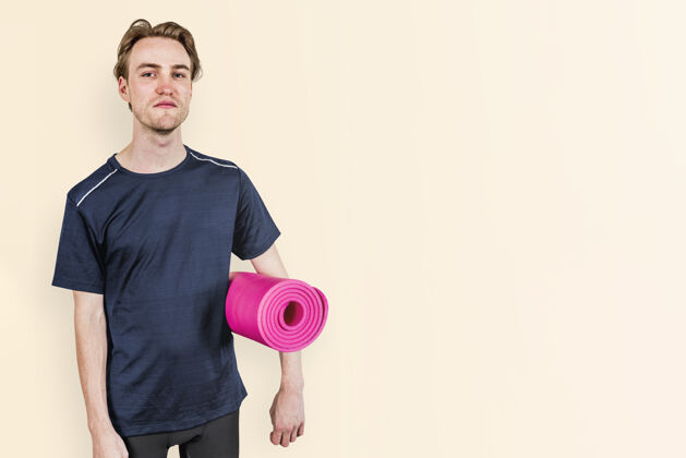 横幅穿黑色运动衫的男士 带粉色瑜伽垫瑜伽垫运动时事通讯