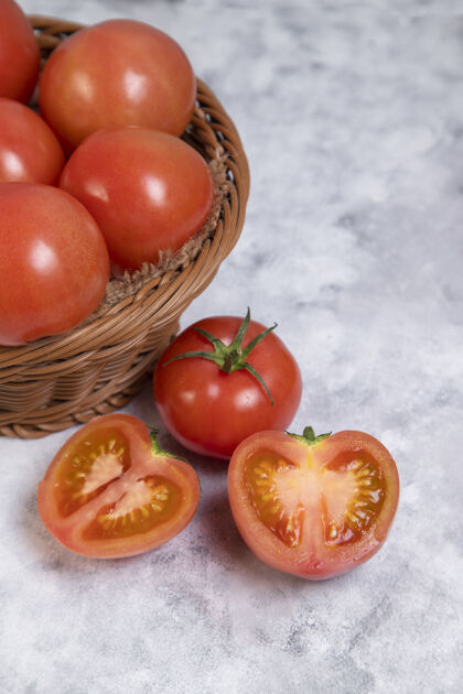 番茄整个和切片多汁的红色西红柿放在大理石上蔬菜有机烹饪