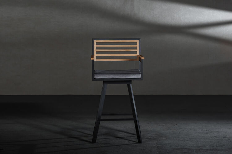 轻灰色墙壁工作室的木制餐椅空餐饮扶手椅