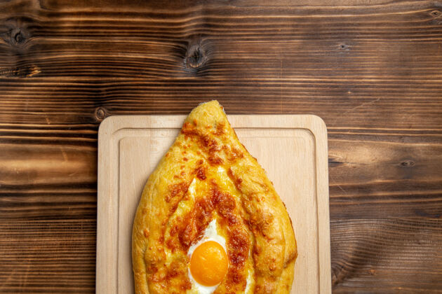 蛋顶视图木制面上烤熟鸡蛋面包面包面包面包面包包食物鸡蛋早餐面团顶部比萨饼酱汁