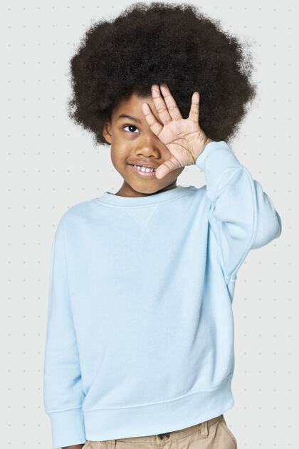 时尚穿蓝色毛衣的黑人男孩非洲裔美国人黑人孩子年轻