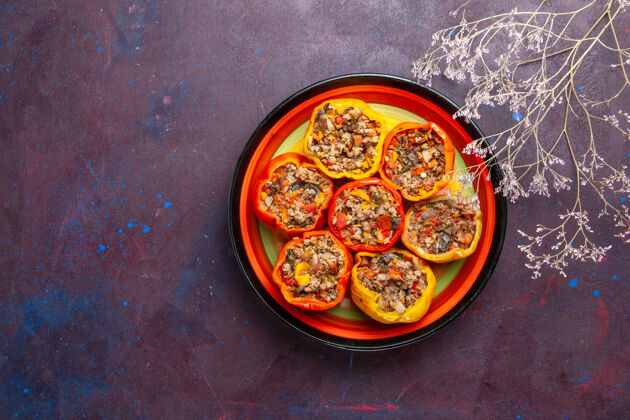 磨碎的顶视图煮熟的甜椒和肉末在深灰色的表面食物多尔玛蔬菜餐牛肉盘子里烹饪里面风景