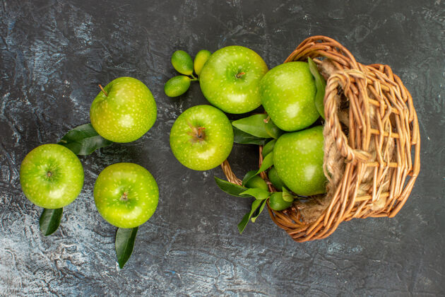 有机顶部特写镜头苹果开胃的绿色苹果与树叶在篮子里柑橘绿色叶子