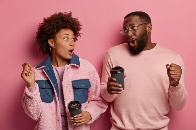 粉彩形象搞笑无忧无虑的黑人青年男女愉快地跳舞 喝外卖咖啡 表达积极的情绪牙齿杯子眼镜