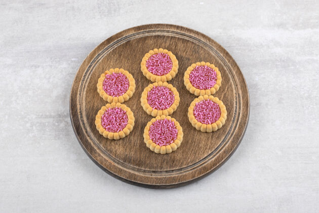 板草莓果冻饼干在木板上 在大理石上糖甜点黄油