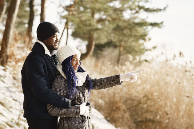 约会人们走在外面冬天非洲夫妇非洲霜冻浪漫
