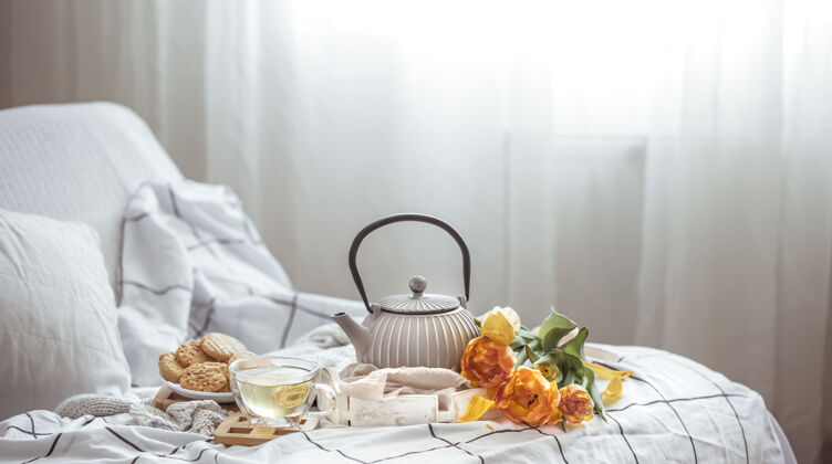 春天茶 饼干和一束新鲜的郁金香在床上早餐和春天的早晨的概念早晨静物美味