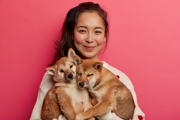 感情宠物爱好者和主人的友谊概念亚洲女人玩两个血统的小狗 享受与家畜度过的自由时间雌性快乐散步