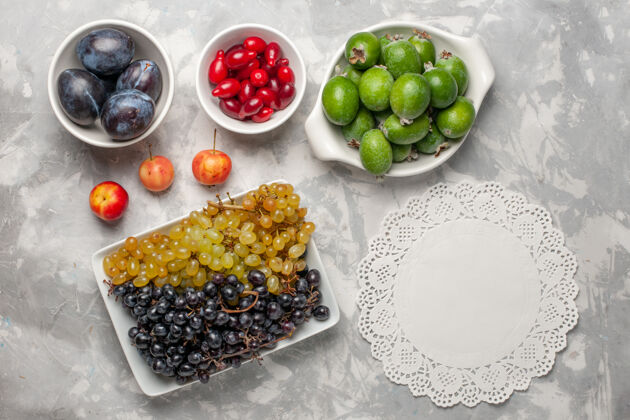 景观顶视图新鲜葡萄与飞珠和山茱萸在一个白色的表面水果醇厚的维生素果汁饮食浆果水果