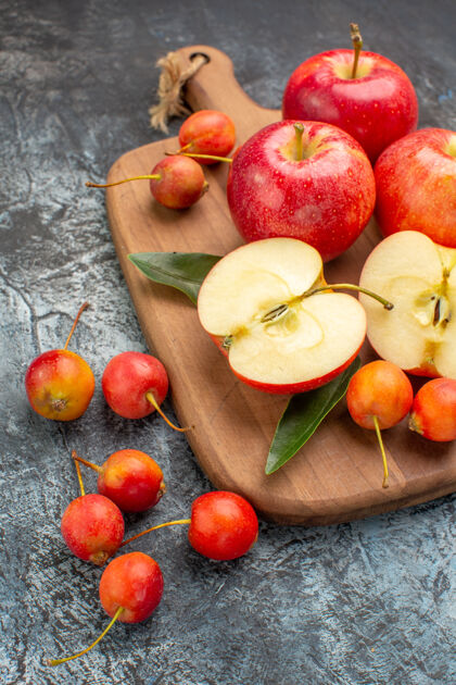 水果侧视苹果樱桃红苹果木板上有叶子红健康叶