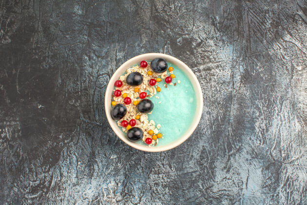 摘浆果的俯视图蓝色碗里美味的红醋栗和葡萄特写碗顶部