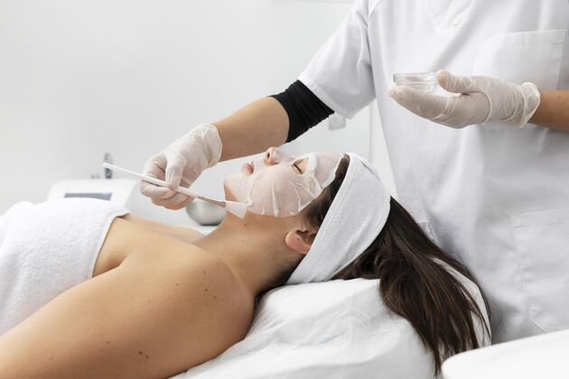 皮肤护理正在进行护肤治疗的女人沙龙年轻美容