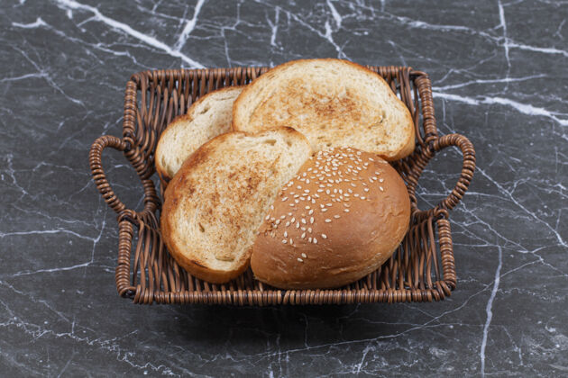 面包在柳条篮子里炸面包和小面包美味美味配料