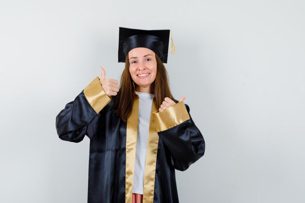 成人年轻的女毕业生穿着学院服 看起来很幸运 正前方护理微笑头部