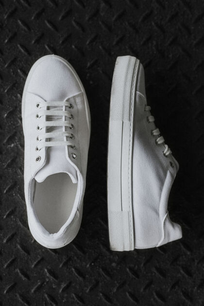 潮流金属地板上的白色帆布运动鞋简单运动鞋鞋