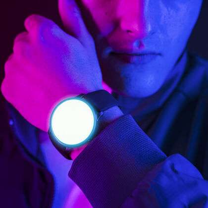 特写戴着智能手表的男人发光可穿戴跟踪
