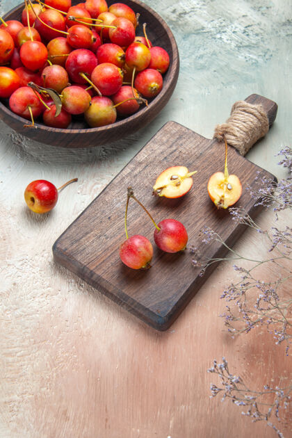 樱桃樱桃浆果放在樱桃树树枝的板碗上食物板蔬菜