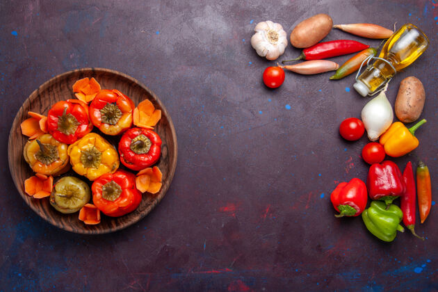 甜椒顶视图煮熟的甜椒配上新鲜蔬菜 在黑暗的表面上一餐蔬菜肉多尔玛食物水果肉观点