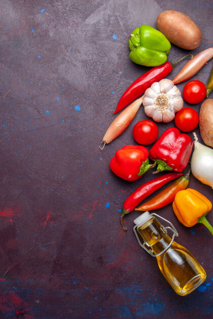 胡椒顶视图新鲜蔬菜与油在黑暗的表面蔬菜餐食品油饮食水果西红柿