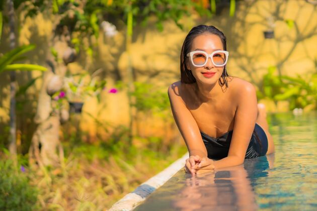 奢华美丽的亚洲年轻女子在游泳池里放松的画像健康人休闲
