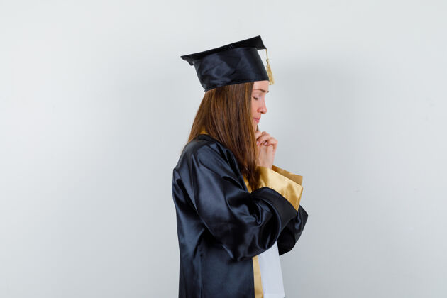 毕业女毕业生穿着校服 休闲服 充满希望地双手合十祈祷多样性女孩衣服