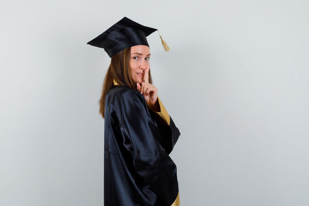 大学穿着制服的女毕业生表现出沉默的姿态 看起来很理智年轻女性证书