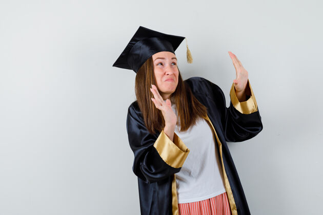 妇女毕业的女人举手为自己辩护 穿着休闲服 制服 看上去很害怕正面图大学成功休闲