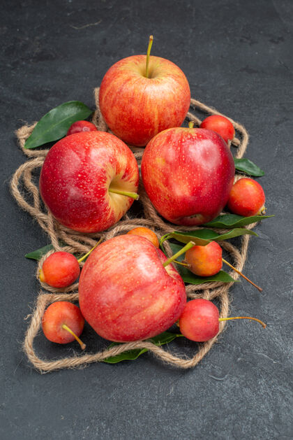樱桃侧面特写水果开胃苹果樱桃带叶绳水果石榴健康