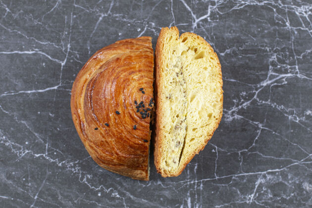 馅垂直放置面包和切片面包 放在大理石上早餐可口黑籽