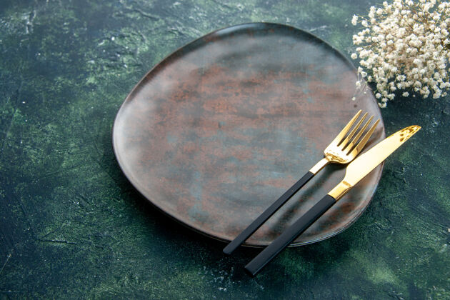 蓝色前视图棕色盘子和深蓝色背景上的金色餐具晚餐晚餐食物