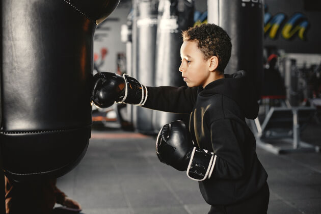 戒指年轻勤奋的拳击手学习拳击孩子在体育中心孩子开始了一个新的爱好运动搏击盒子