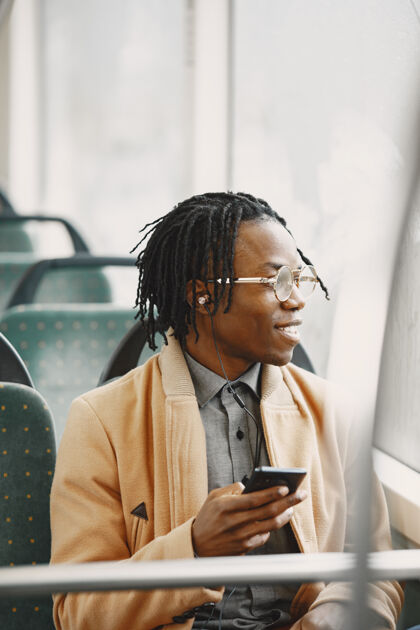 男性一个非洲裔美国人坐在城市巴士上一个穿棕色外套的家伙男人旅行时尚