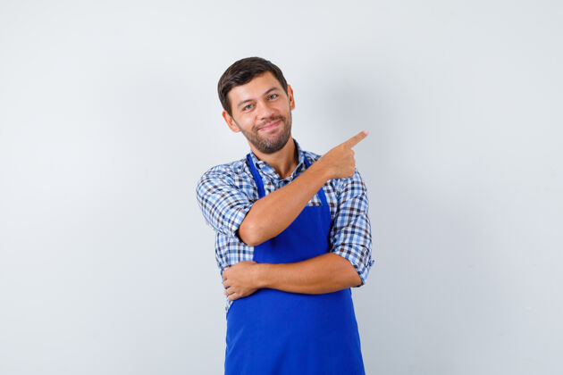 厨师穿着蓝色围裙和衬衫的年轻男厨师围裙男士成人