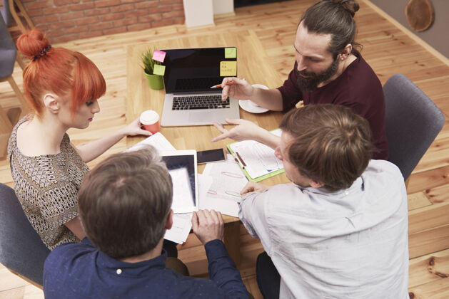 会议一群有创造力的人在分析工作成果电脑坐着团队合作