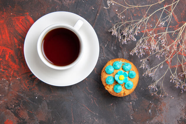 早餐俯瞰一杯茶 黑桌子上放着饼干饼干甜甜的饼干糖浓缩咖啡茶碟糖果