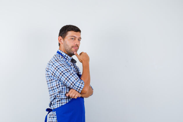 男士穿着蓝色围裙和衬衫的年轻男厨师制服帅哥成人