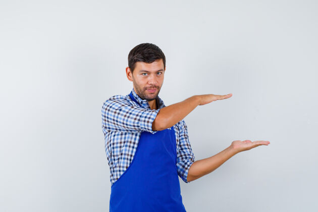 帅哥穿着蓝色围裙和衬衫的年轻男厨师男士衬衫厨师