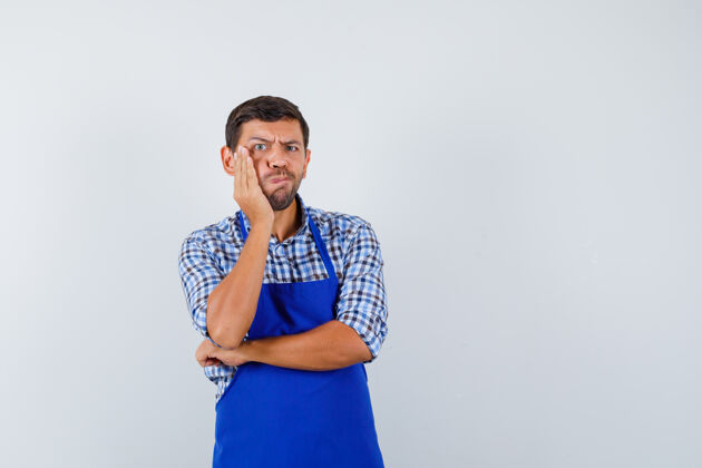 帅哥穿着蓝色围裙和衬衫的年轻男厨师男士制服烹饪