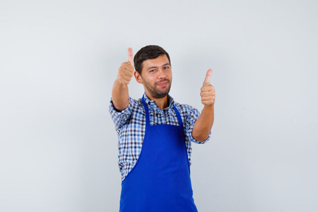 衬衫穿着蓝色围裙和衬衫的年轻男厨师围裙男士男士