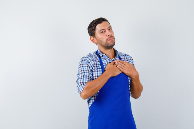 男士穿着蓝色围裙和衬衫的年轻男厨师男士帅哥制服