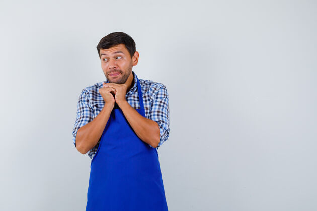 衬衫穿着蓝色围裙和衬衫的年轻男厨师年轻男士成人