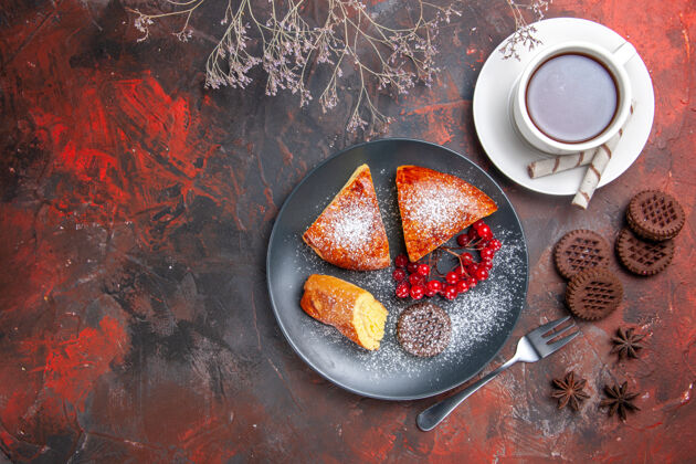 垃圾俯瞰美味的切片馅饼与红色浆果在黑暗的桌子蛋糕甜甜的馅饼茶容器浆果碗
