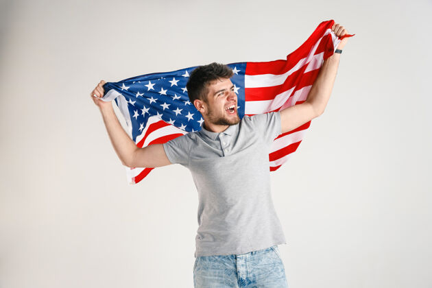 美国拿着美国国旗的年轻人美国国旗庆祝