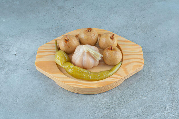 风味自制发酵蔬菜放在大理石表面的木盘上美味发酵罐装