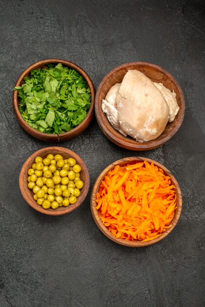 膳食顶视图沙拉配料与鸡肉黑表健康沙拉餐饮食蔬菜胡椒粉沙拉配料